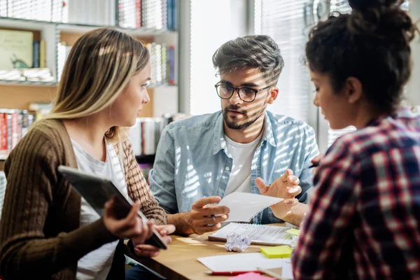 Estudiante Mostrando Tableta Qué Aprender Colegas Mirando Tableta — Foto de Stock