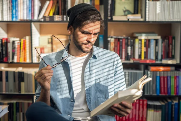 Чоловік Студент Сидить Стільці Книгою Одній Руці Окуляри Іншому — стокове фото