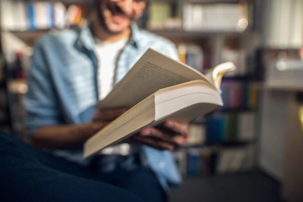 Student Som Läser Bok Medan Sitter Biblioteket Selektivt Fokus Bok — Stockfoto