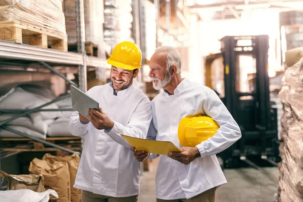 Dois Trabalhadores Felizes Olhando Para Tablet Enquanto Armazém Velho Uma — Fotografia de Stock