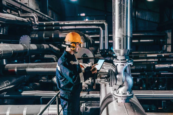 Porträt Eines Jungen Kaukasischen Mannes Arbeitskleidung Mit Tablet Heizwerk — Stockfoto