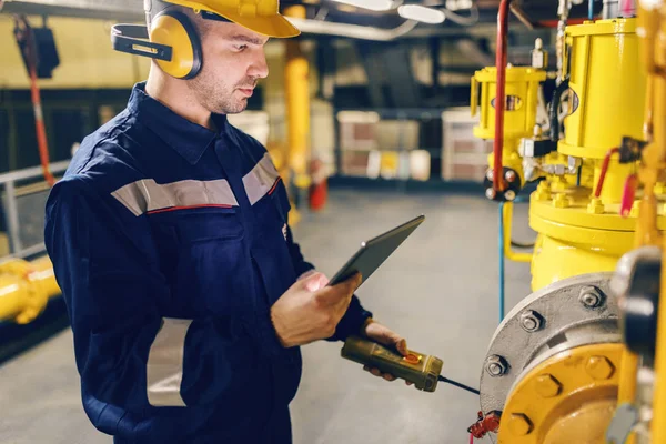 Primer Plano Del Trabajador Traje Protector Usando Tableta Pulsando Botón —  Fotos de Stock