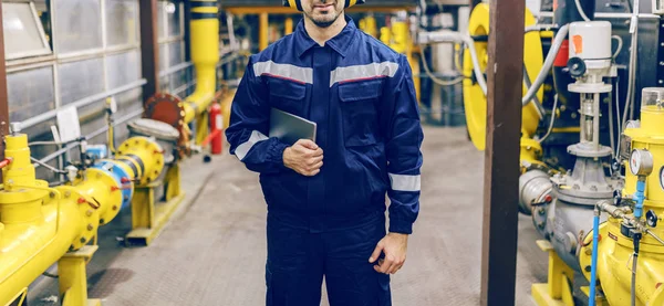 Junger Kaukasischer Arbeiter Schutzanzug Tablette Der Hand Und Heizwerk Stehend — Stockfoto