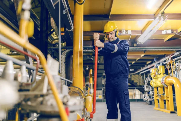 Jonge Kaukasische Werknemer Beschermend Pak Aanscherping Van Het Ventiel Terwijl — Stockfoto