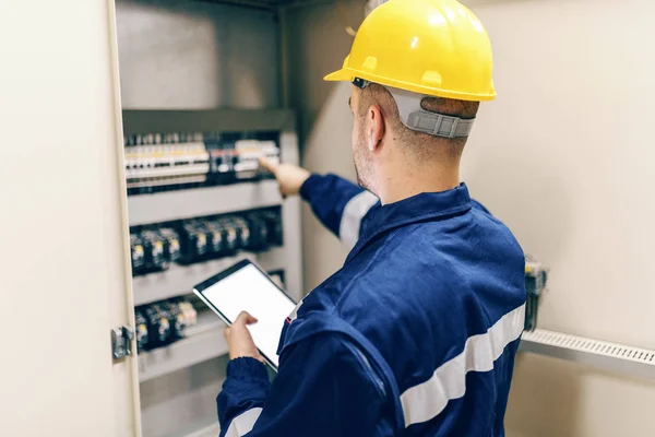 Jonge Kaukasische Werknemer Beschermend Pak Werken Controlekamer Het Bedrijf Van — Stockfoto