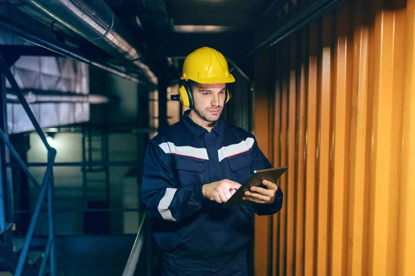 Portrét Mladého Muže Kavkazský Oblečený Pracovní Oděv Pomocí Tabletu Stoje — Stock fotografie