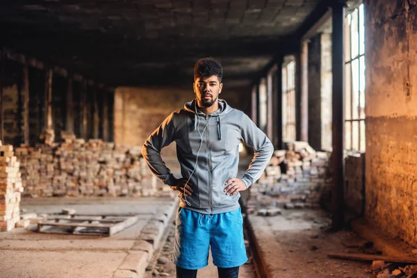 Retrato Hombre Deportivo Afroamericano Con Cara Seria Tomados Mano Las — Foto de Stock