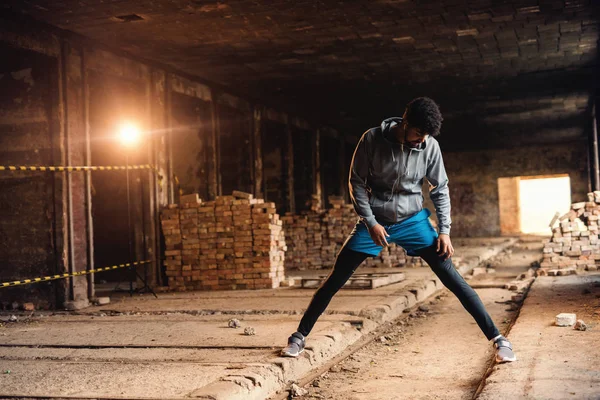 Homme Sportif Afro Américain Vêtements Sport Étirant Les Jambes Dans — Photo