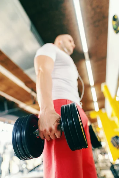 Undersidan Skallig Kaukasiska Man Sportkläder Holding Hantlar Gym Interiör — Stockfoto