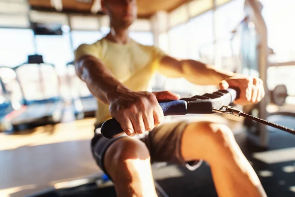 Skallig Kaukasiska Man Sportkläder Dra Vikter Medan Sitter Bänken Gymmet — Stockfoto