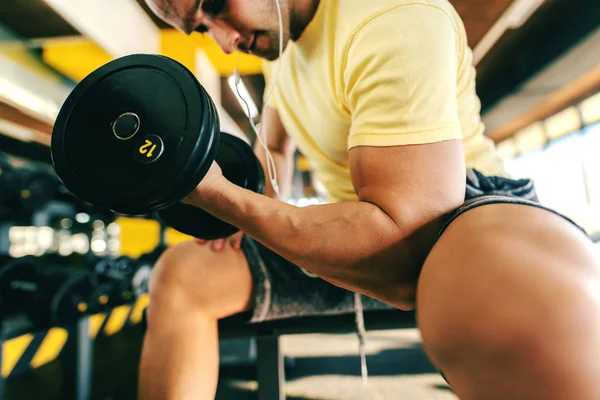 Close Homem Musculoso Careca Roupas Esportivas Levantando Sinos Enquanto Sentado — Fotografia de Stock