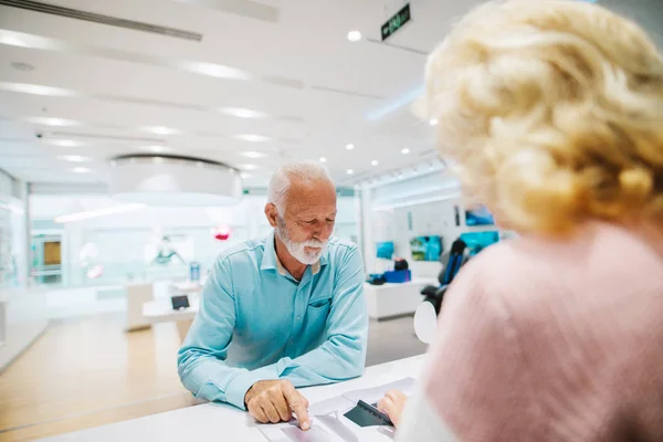 Abuelos Mirando Folleto Buscando Algunos Productos Para Comprar Mientras Que —  Fotos de Stock