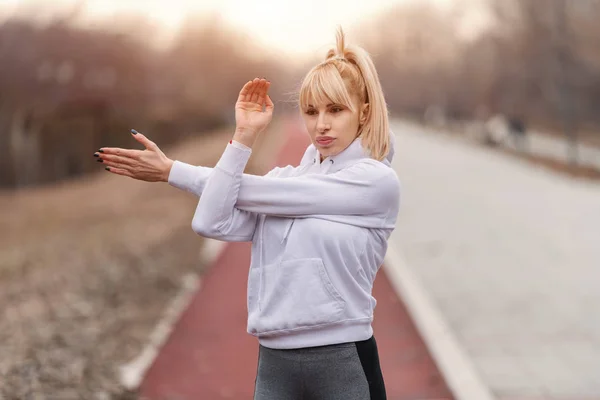 심각한 화려한 운동복에 스트레칭 테일의 클로즈업 — 스톡 사진