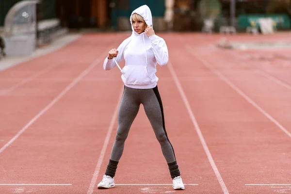 Indah Sporty Wanita Mengenakan Hoodie Sementara Berdiri Arena Pacuan Kuda — Stok Foto