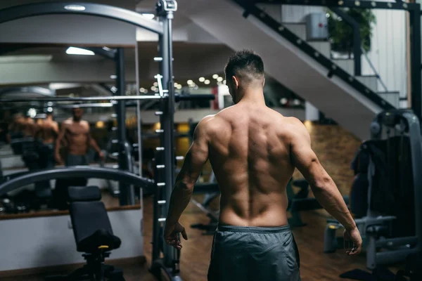 Kaukasischer Muskulöser Hemdloser Mann Der Der Turnhalle Posiert Rücken Gekehrt — Stockfoto