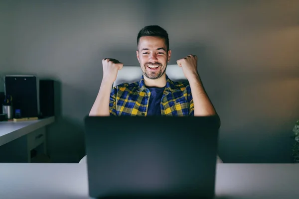 Exitoso Freelancer Sonriendo Animando Por Buen Trabajo Hecho Delante Portátil — Foto de Stock
