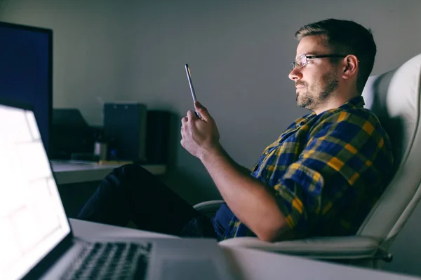 Jeune Employé Utilisant Une Tablette Alors Était Assis Bureau Tard — Photo