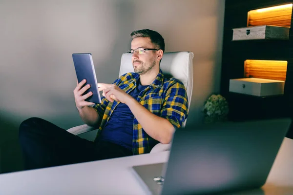 Karyawan Muda Menggunakan Tablet Saat Duduk Kantor Larut Malam Laptop — Stok Foto