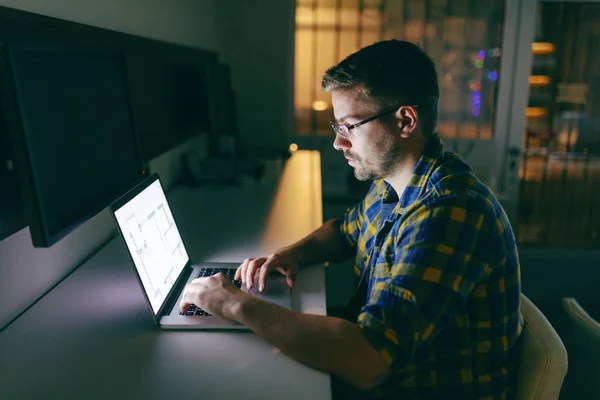 Travailler Dur Jeune Employé Sérieux Avec Des Lunettes Chemise Aide — Photo