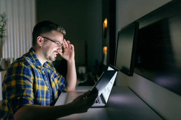 Souriant Travailleur Non Rasé Employé Avec Des Lunettes Chemise Carreaux — Photo