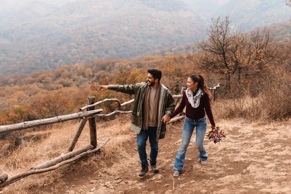 Pareja Enamorada Caminando Naturaleza Otoño Tomados Mano Hombre Señalando Vista — Foto de Stock