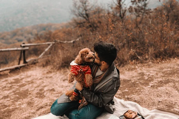 Hombre Raza Mixta Impermeable Abrazando Abrazando Caniche Mientras Está Sentado — Foto de Stock