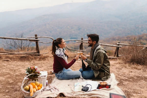 カップル記念日を祝ってピクニックに 毛布の上に座って ワインと応援のカップル 秋の時間 — ストック写真