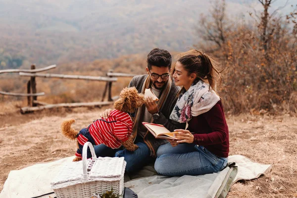 Sonriendo Feliz Pareja Teniendo Una Cita Naturaleza Hombre Sosteniendo Sándwich — Foto de Stock