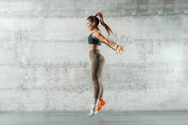 Kafkas Sportif Kadın Spor Giyim Kuyruğu Atlama Ile Giyinmiş Arka — Stok fotoğraf