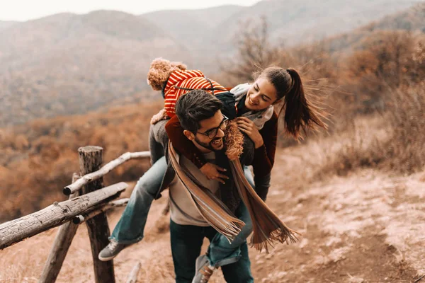 Gülümseyen Karışık Yarış Adam Onun Güzel Kız Arkadaşı Kayısı Fino — Stok fotoğraf