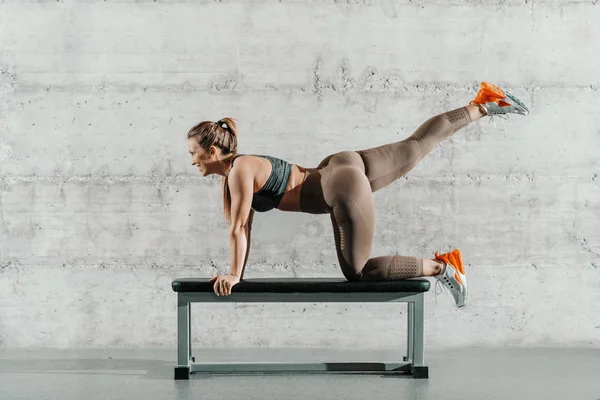 Úsměvem Běloška Sportovní Dělat Cvičení Pro Nohy Hamstringy Lavičce Pozadí — Stock fotografie