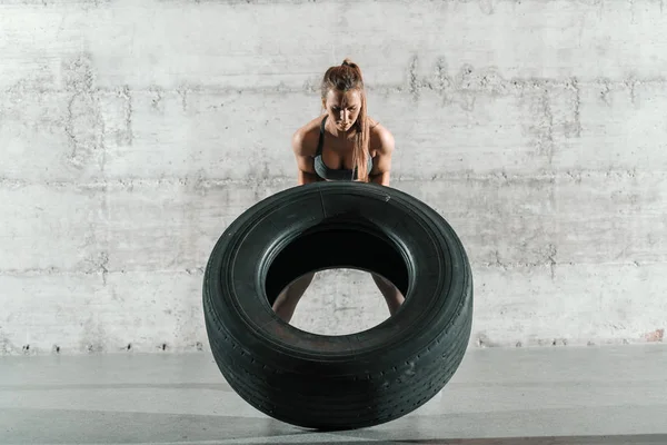 Strong Dedicated Female Bodybuilder Flipping Tyre Crossfit Gym Background Wall — Stock Photo, Image