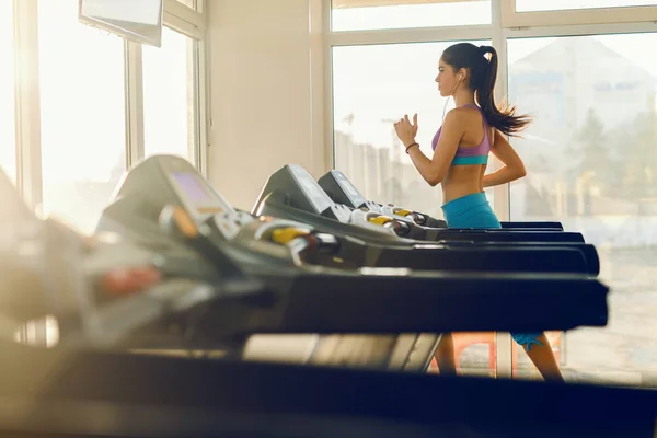 Young Caucasian Sporty Woman Running Treadmill Gym Interior — 스톡 사진