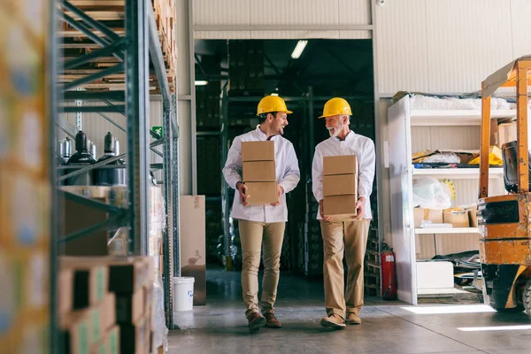 Dois Trabalhadores Armazenamento Desgaste Trabalho Transportando Caixas Pesadas — Fotografia de Stock