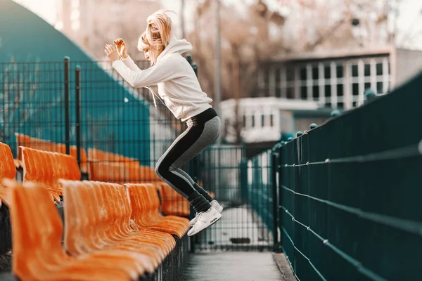 Vékony Sportos Szőke Ülés Ugrás Sportruházat Stadion Külső Oldalnézetből Teljes — Stock Fotó