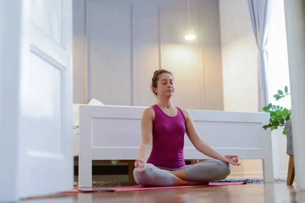 Mooie Middelbare Leeftijd Vrouw Doen Yoga Haar Huis Zoek Naar — Stockfoto