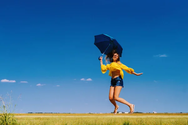 Vrolijk Meisje Met Gele Overhemd Tegoed Natuur Met Blauwe Paraplu — Stockfoto