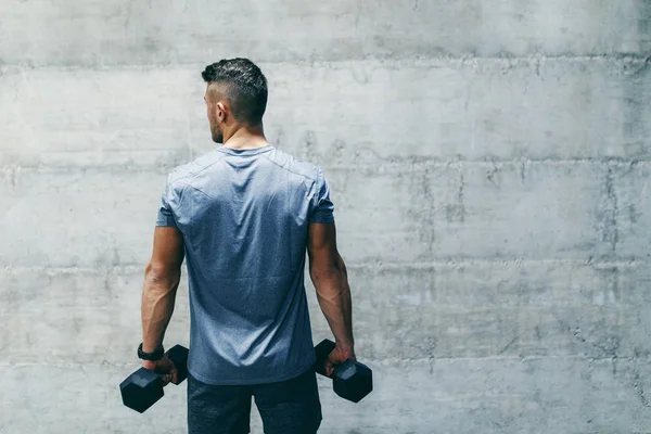 Dedicated Bodybuilder Sportswear Standing Front Wall Holding Dumbbells Hands Backs — Stock Photo, Image