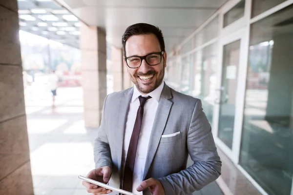 Close Van Lachende Zakenman Formele Slijtage Houden Tablet Terwijl Permanent — Stockfoto