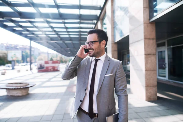 Usmívající Kavkazských Podnikatel Oblečený Formální Oblečení Pomocí Chytrého Telefonu Tabletu — Stock fotografie