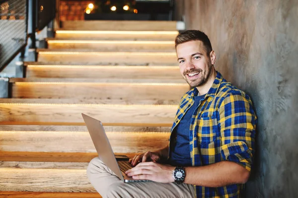Primer Plano Sonriente Freelancer Barbudo Usando Laptop Sentado Escaleras Cafetería — Foto de Stock