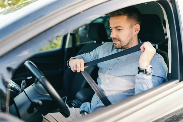 Nahaufnahme Eines Bärtigen Kaukasiers Der Sich Auto Anschnallt — Stockfoto