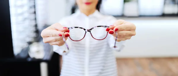 Kadın Gözlük Tutan Gözlükçü Satın Almak Istiyorum Gözlükteki Seçici Odak — Stok fotoğraf