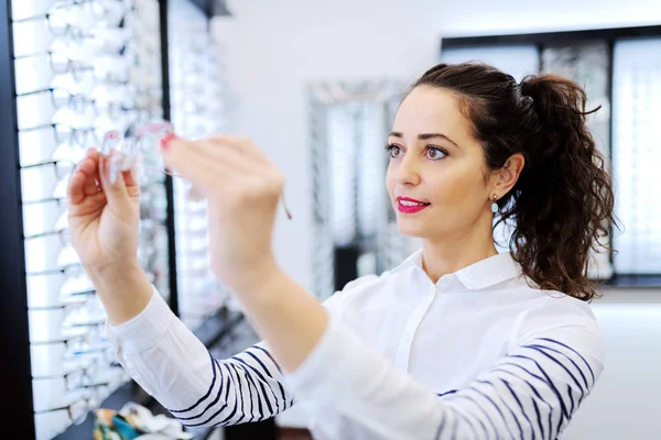 Mooie Kaukasische Vrouw Met Krullend Haar Frame Voor Haar Bril — Stockfoto