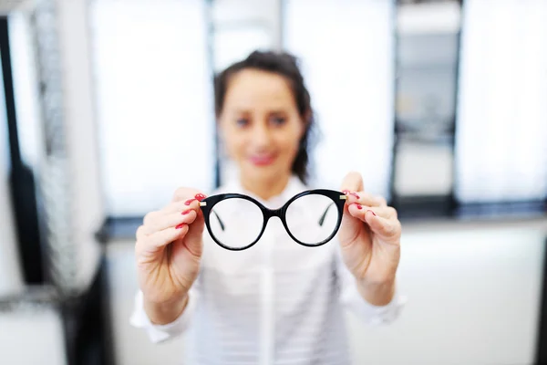 Vrouw Bij Opticien Brillen Houden Willen Kopen Selectieve Aandacht Glazen — Stockfoto