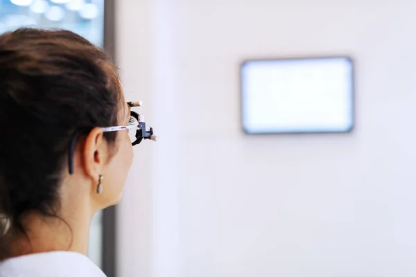 Woman Checking Her Sight While Looking Screen Wall Optician — Stock Photo, Image