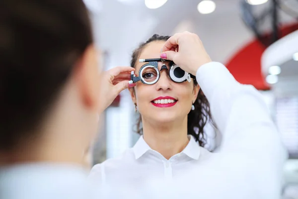 Young Beautiful Woman Checking Her Sight Ophthalmologist Eyes Phoropter — Stock Photo, Image