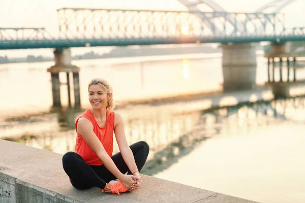 Hübsche Lächelnde Blonde Kaukasierin Mit Pferdeschwanz Und Sportkleidung Die Mit — Stockfoto