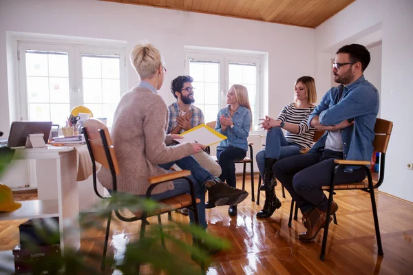 Pazienti Giovani Sottoposti Terapia Gruppo Speciale — Foto Stock