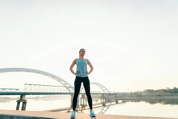 Sportig Kaukasisk Kvinna Stående Kay Med Händerna Höfterna Morgonen Bakgrunden — Stockfoto